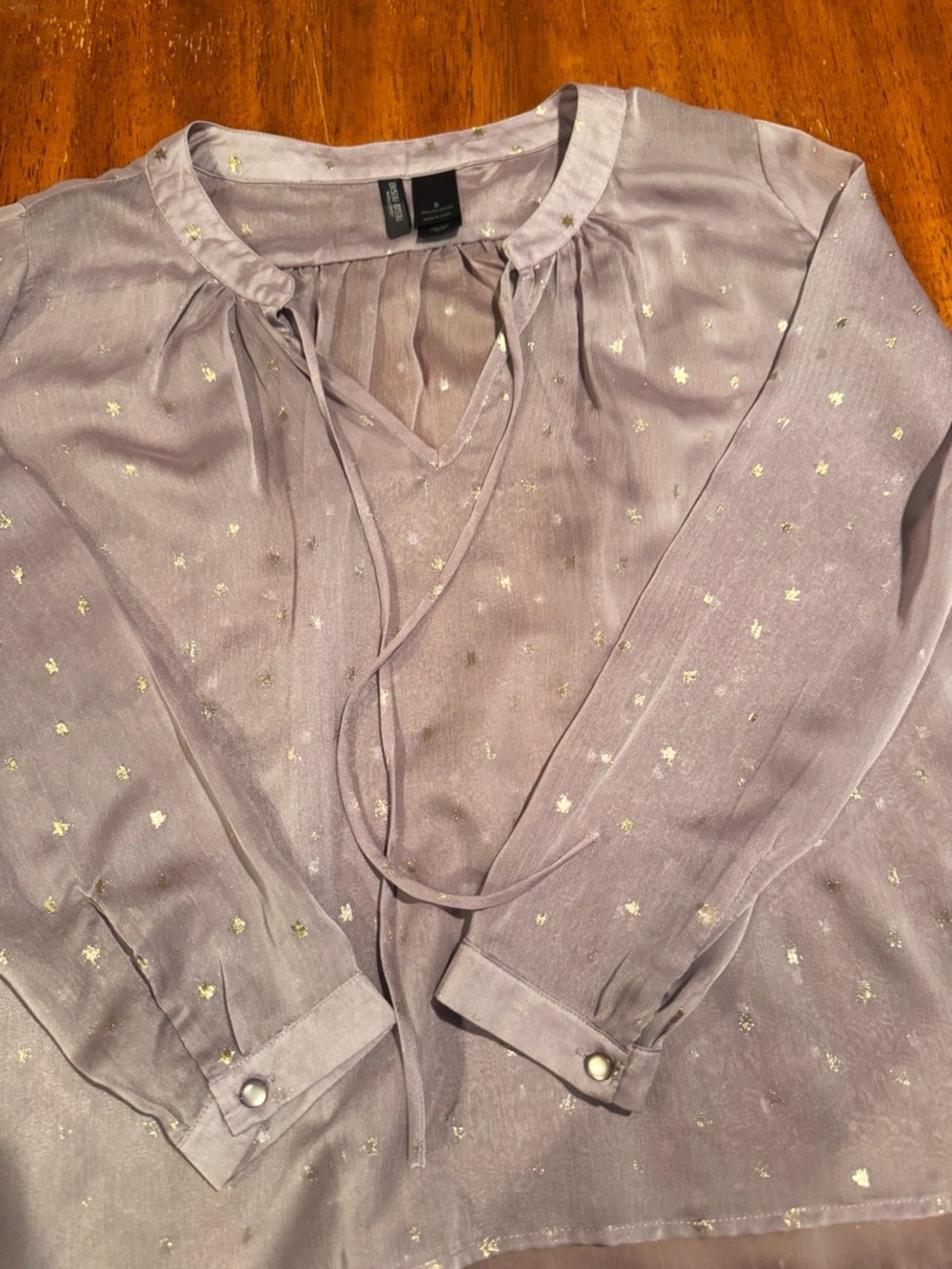 Bisou Bisou Women’s Lilac Long Sleeve Tie-Neck Blouse w/Gold Star Print Size S